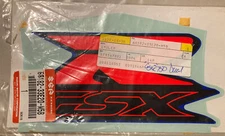 GENUINE SUZUKI L/H UNDER COWLING DECAL EMBLEM 68182-33E20-M5B GSXR750 1996-1999