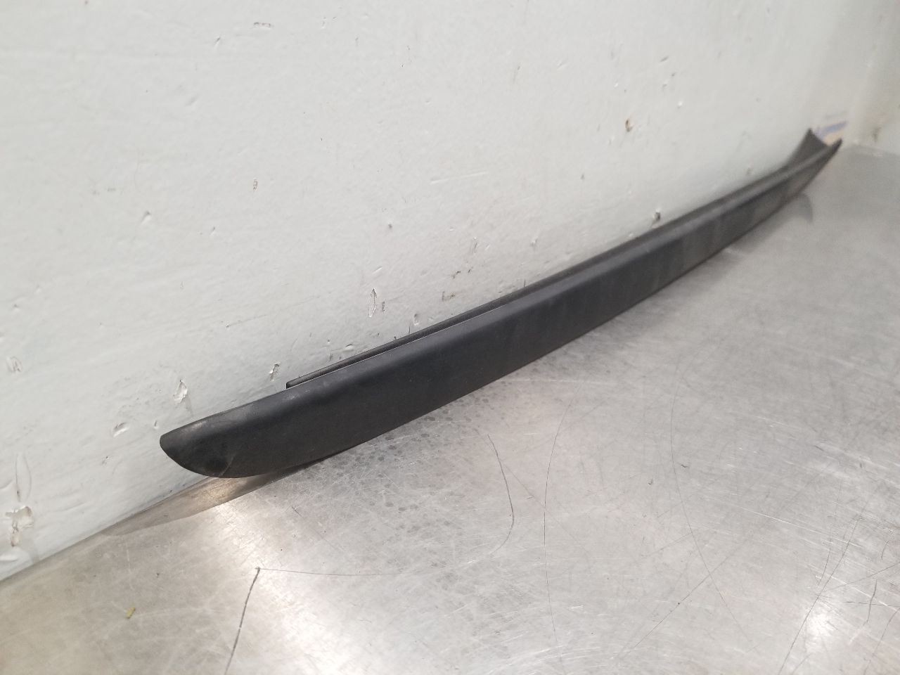 17 BENTLEY BENTAYGA EXTERIOR A PILLAR WINDSHIELD POST TRIM RIGHT PASSENGER