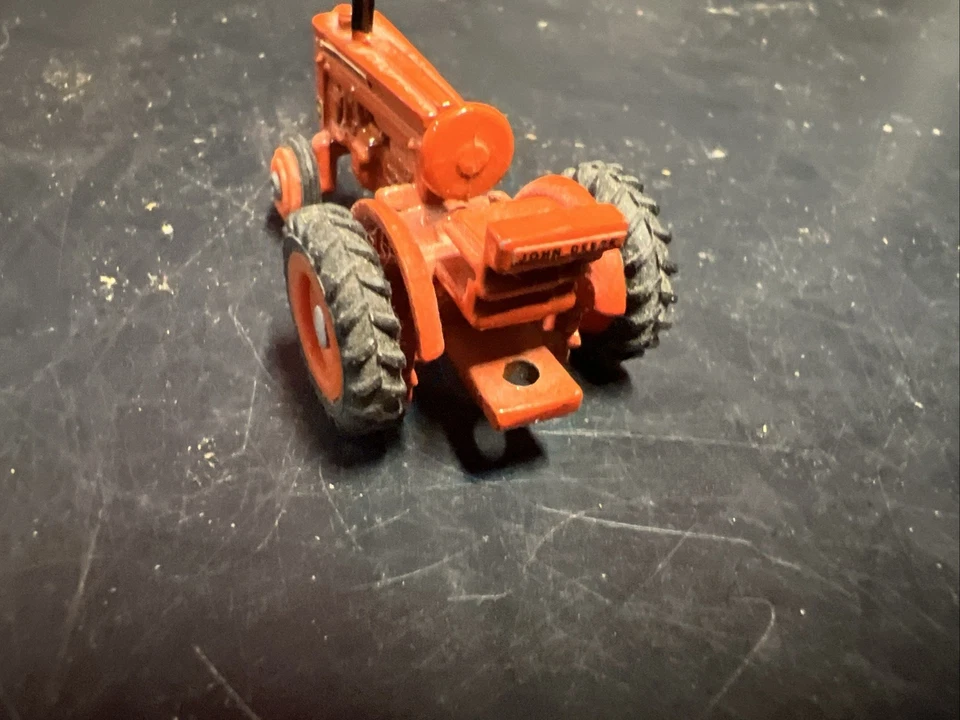 "Tractor John Deere Modelo MI de Colección Naranja Escala 1/64 2"" Longitud Granja Pequeño Juguete" Foto 4 de 4
