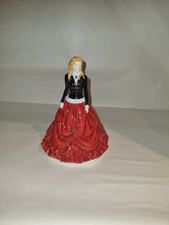 Royal Doulton Figurine HN 5854 Festive Stroll Christmas Day 2017