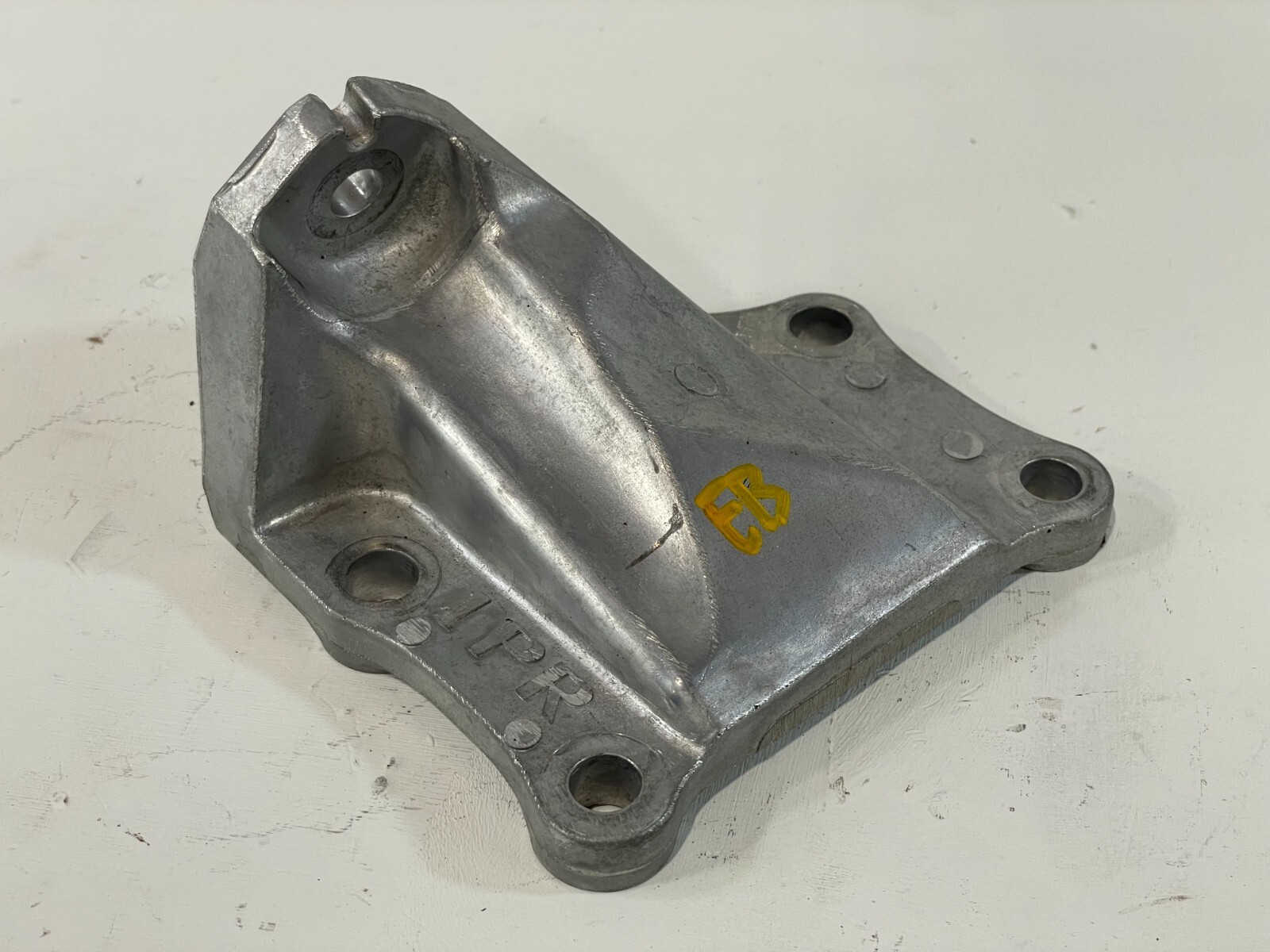 INFINITI G35 EX35 FX35 Q70L RWD FRONT RIGHT ENGINE MOTOR MOUNT BRACKET