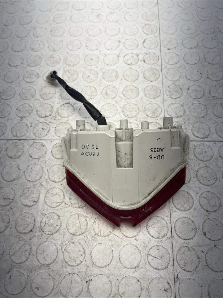 Luz trasera Suzuki GSXR-600-750 2011-2023 OEM con soporte OEM Foto 4 de 4