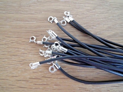 1 (UN) Cordon Collier 45cm Plastic Noir Opaque/Acier - UNISEX - NEUF - Picture 1 of 3