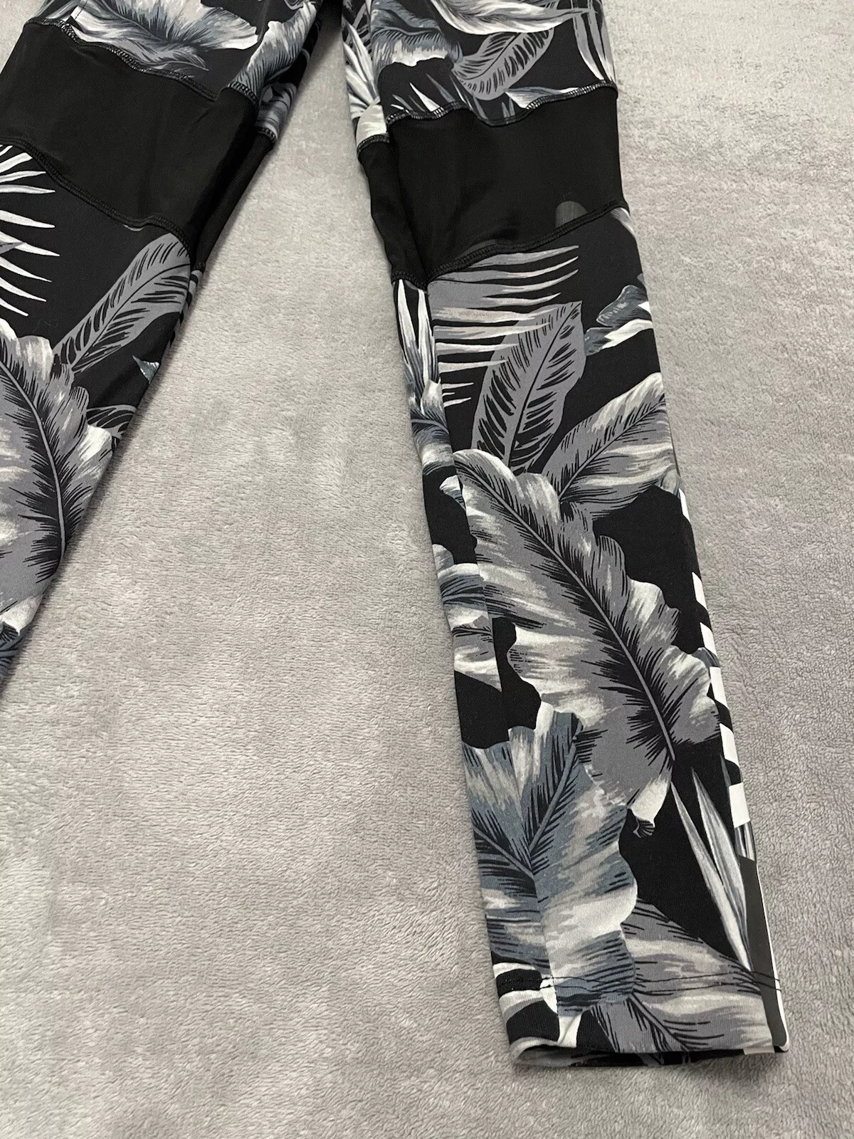 victoria-secret-vs ultimate compression logo spellout floral leggings