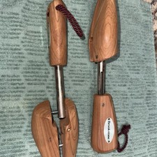 BROOKSTONE CEDAR WOOD SHOE M STRETCHERS KEEPERS SET OF 2 BY ROCHESTER SHOE TREE