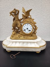 TB PENDULE 19ème BRONZE DORE BERGER  CHASSANT UN AIGLE QUI A TUE UNE BREBIS .