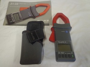 Fluke 33 True RMS Clamp Meter with Holster 600 V CAT III 700 A MEASURE Frequency
