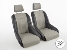 Sedili d'epoca avvolgenti stile retrò grigio e neri con poggiatesta e binari