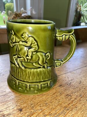 Dartmouth Keramik grün glasiert Steeple Chase Krug Pferderennen Bier Stein