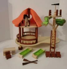 Pintoy wooden tree house Jungle lodge Playset w/ doll & furniture vtg Dollhouse