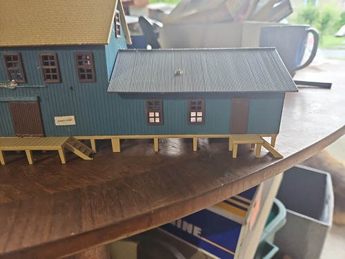 HO SCALE FREIGHT DEPOT, NICELY DETAILED, BLUE AND BEIGE - Picture 6 of 8