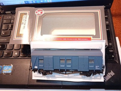 Dapol B340 Spur O British Rail, Utility Van S2514S mit Box