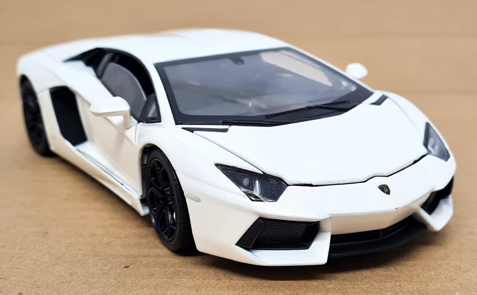 Nex 1/24 - Lamborghini Aventador LP 700-4 Supercar White Diecast Scale model car