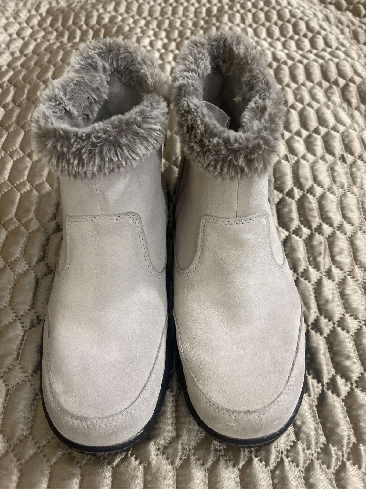 Khombu Women's Faux Fur Boots, Size 10.  Grey Suede.  Great Condition.