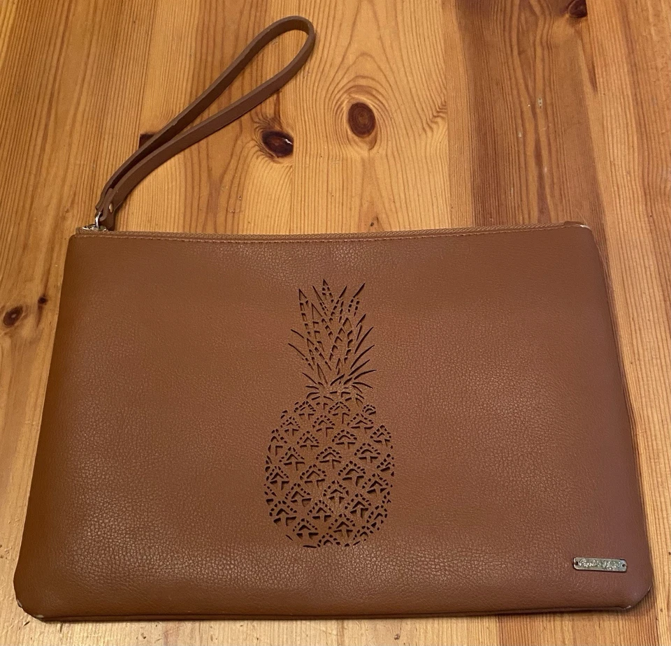 Charlie Paige Muñequera Correa Cartera Tema Piña 8” X 11” Marrón  Foto 2 de 4