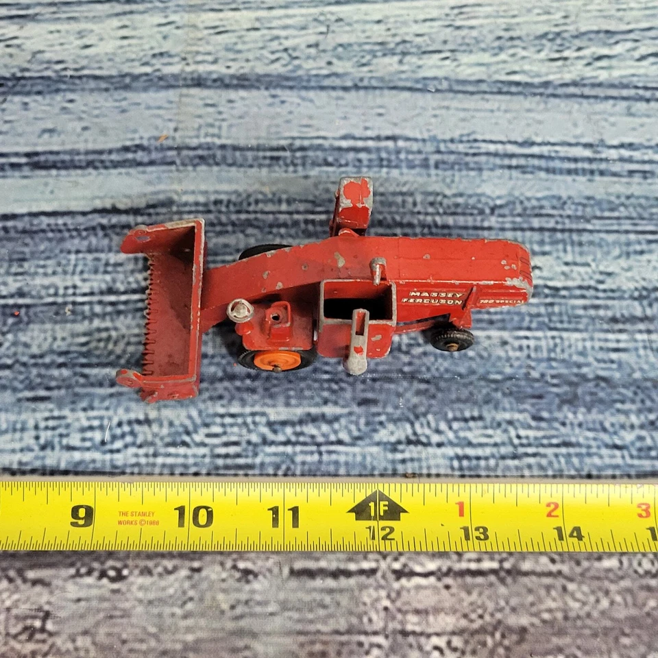 Vintage 1/64 scale Lesney massey Ferguson combine missing parts red/orange  - Image 2 of 4