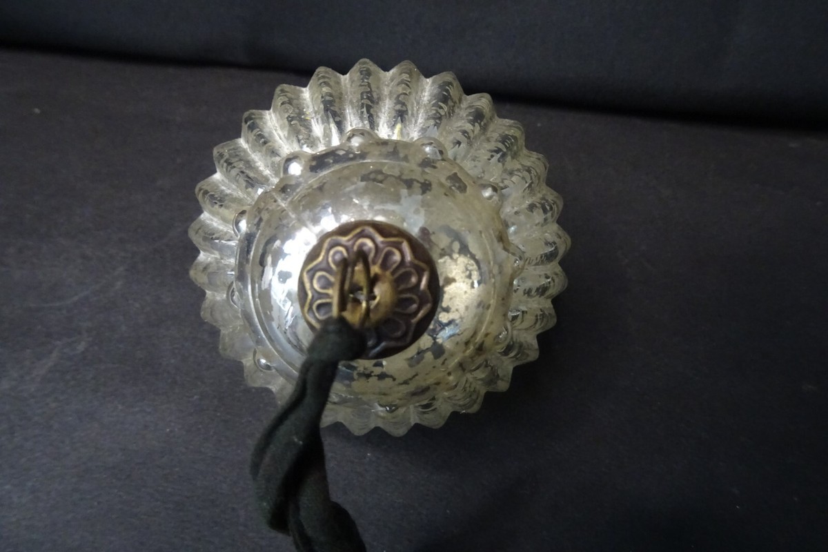 Ancienne Boule De Noël En Verre Eglomisée Mercurisée - Diamètre 7,5 Cm