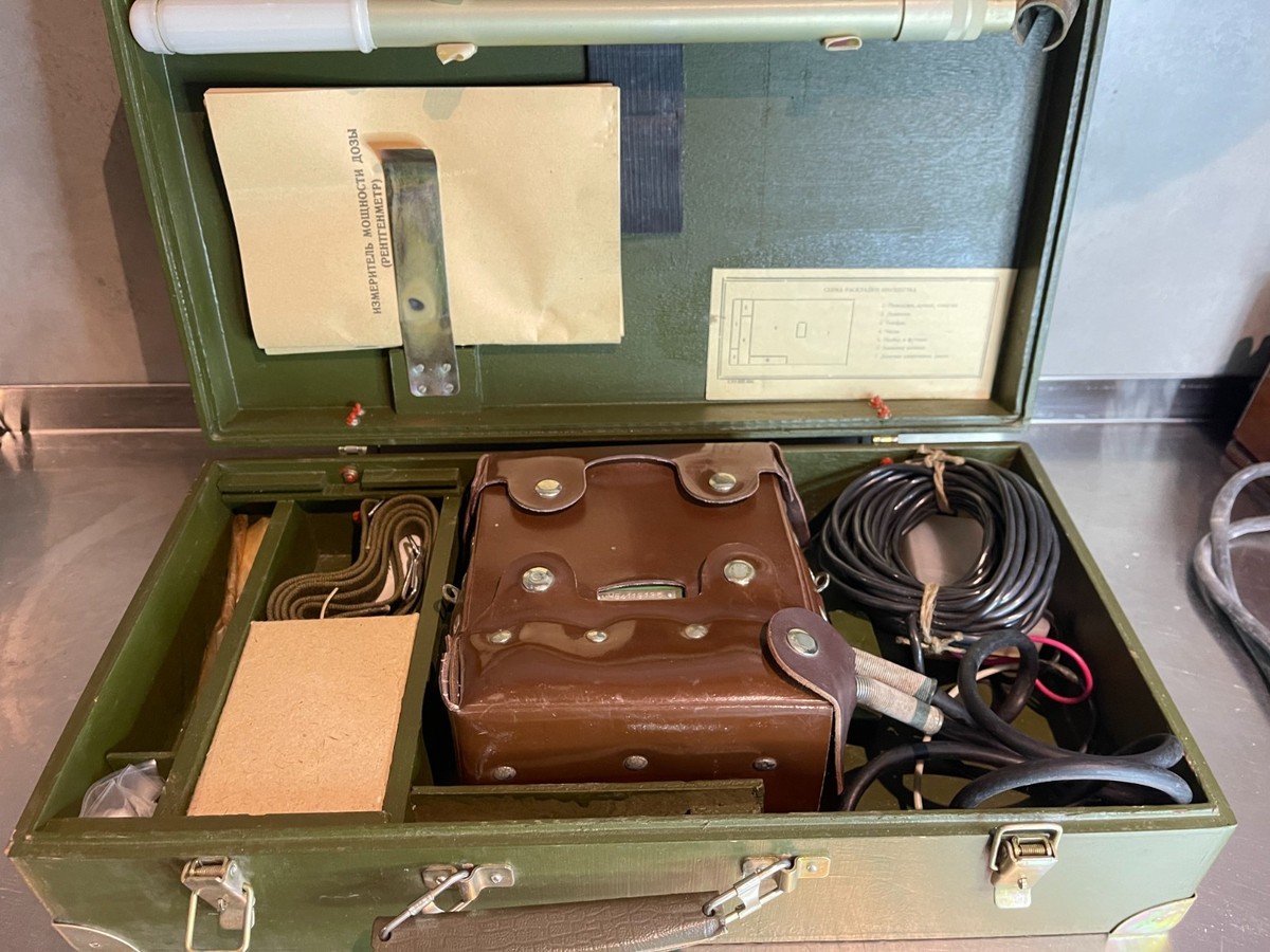 DP-5V ДП-5В ソ連軍用装備一式 ガイガーカウンター 放射線測定器 DP-5V ДП-5В Military Geiger counter Radiation Detector New Old