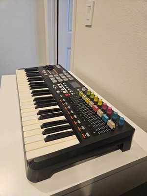 AKAI MPK49 キーボード　MIDIキーボード　パッド　サンプラー AKAI MPK49 キーボード MIDIキーボード パッド サンプラー