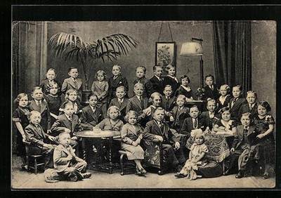 AK Schaefer´s Märchenstadt Lilliput, Liliputaner sitzen an Tischen 
