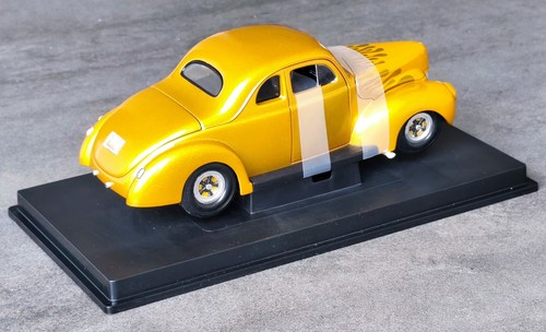 1:18 Universal Hobbies 1940 Ford Deluxe Hot Rod Gold & Orange - Picture 3 of 3