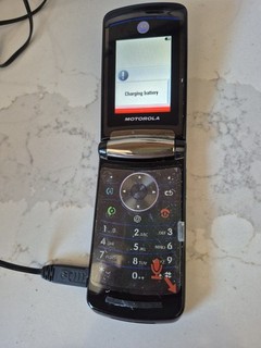 Telefono Motorola Flip e caricatore vintage retrò funzionante