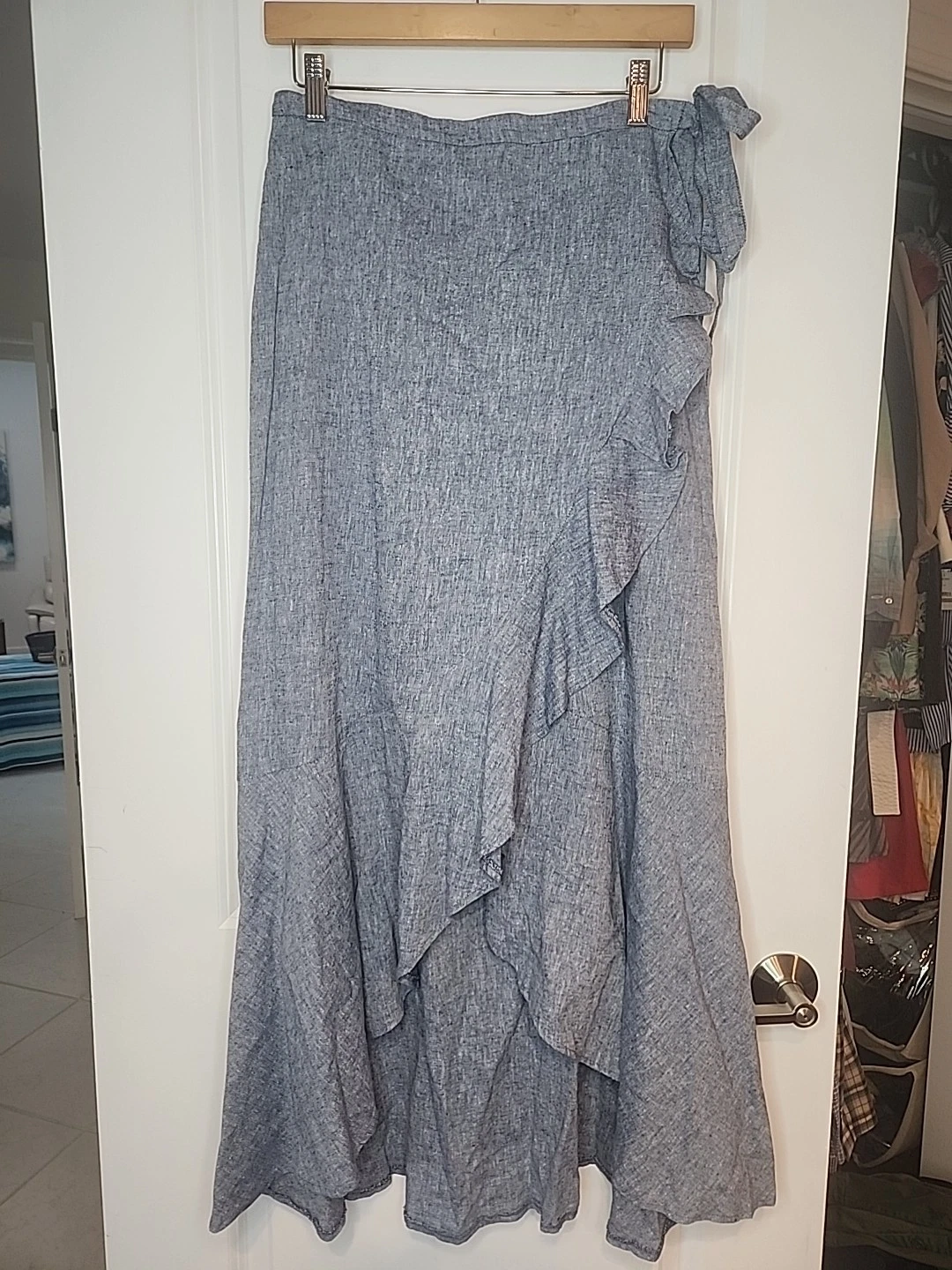 Express Chambray Wrap Skirt Womens Sz M Ruffle Hem & Tie Waist Linen Blend NEW
Opens in a new window