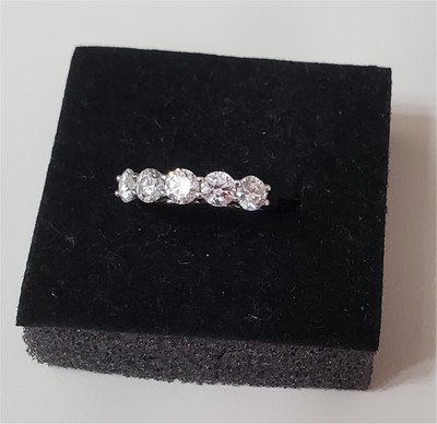 Klassischer Bandring Sterlingsilber Braut Hochzeit 4 mm Moissanit 5 Steine Größe 7