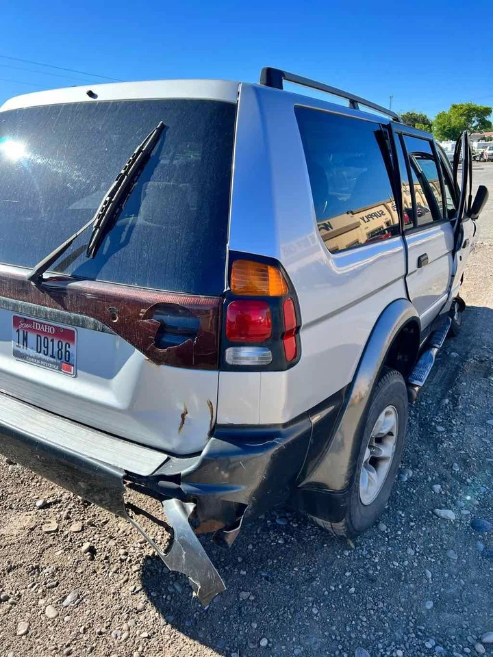 Used Rear Left Door Vent Glass Rear fits: 2002 Mitsubishi Montero sport w/privac Foto 3 de 4