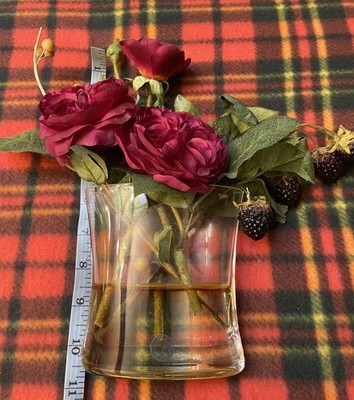 Einzigartig gefertigte rote Rosen mit Brombeeren und handgefertigter Glasvase beschriftet -gebraucht