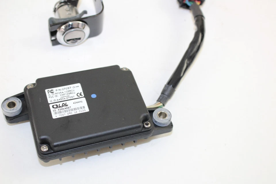 13-17 Triumph Daytona 675R Ignition Lock Gas Cap Seat Set with Key Foto 3 de 4