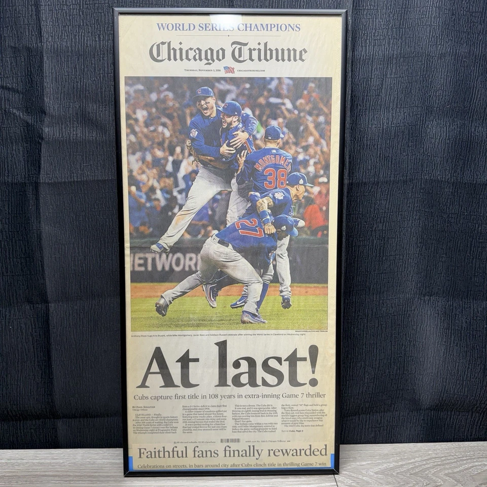 Impresiones de periódicos de la Serie Mundial de los Chicago Cubs 2016 enmarcadas el 3 de noviembre de 2016 Foto 3 de 4