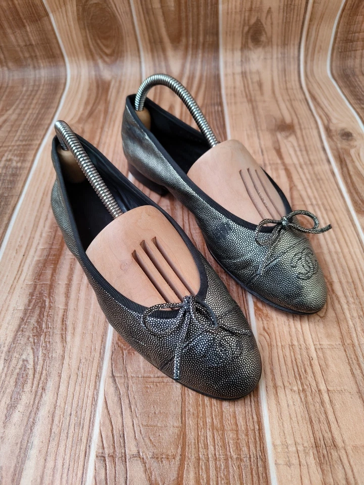 CHANEL Black/Silver Leather CC Cap toe Bow Ballerina Flat EU 37C US 7 - Image 2 of 4