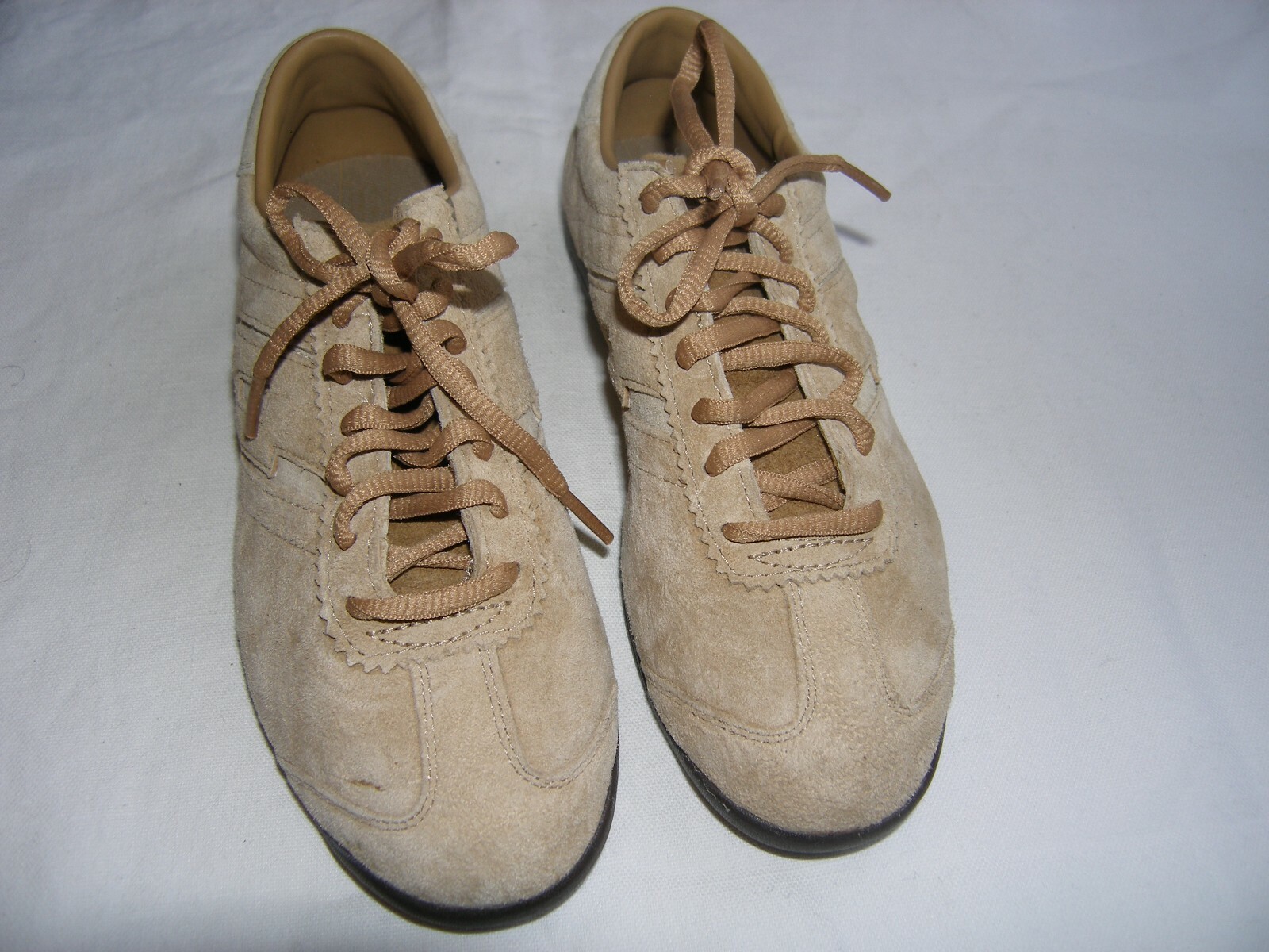 Scarpe n. 36 LOTTO NUOVE in camoscio beige con lacci