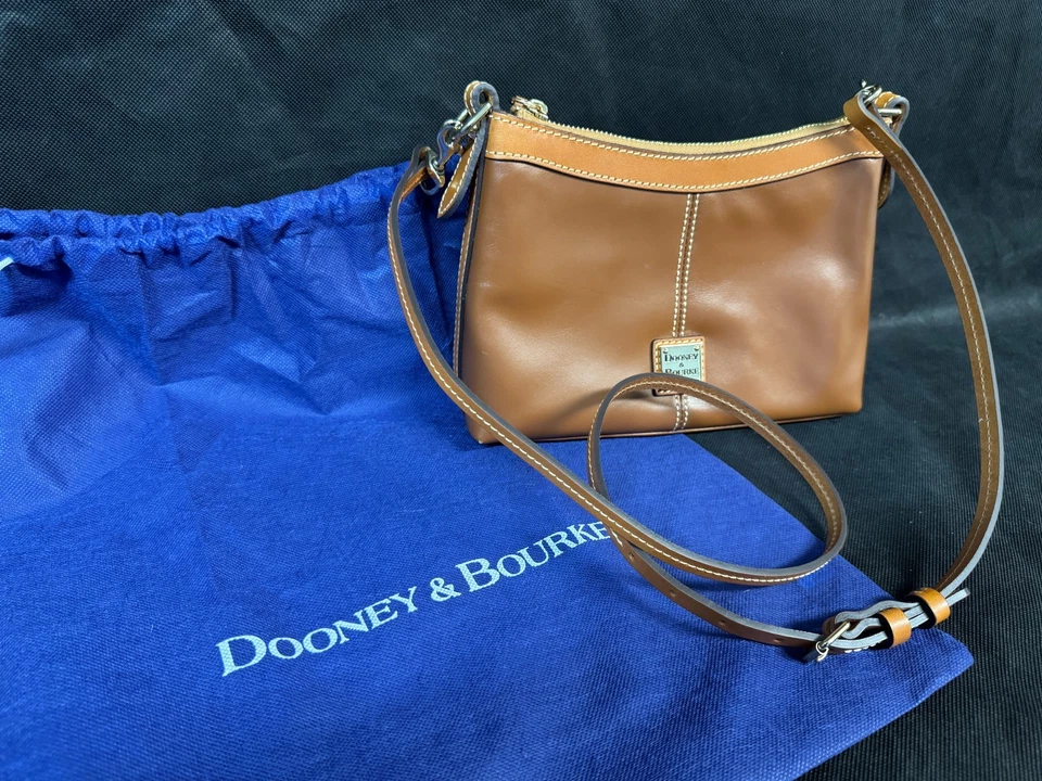 ¡NUEVO! Bandolera pequeña de cuero natural Dooney & Bourke Wexford Foto 2 de 4