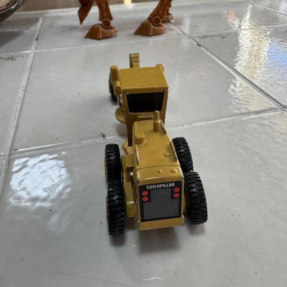 ERTL Caterpillar Tractor motor road grader construction rare 1/64 Vintage - Image 2 of 4