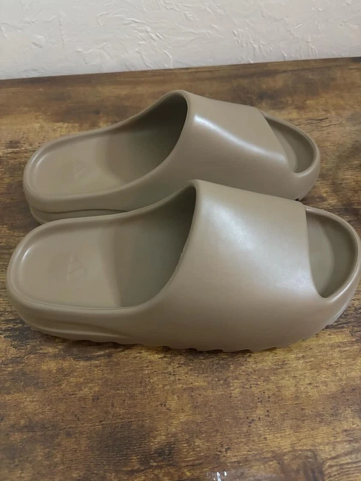 Men’s Size 12 Adidas Yeezy Earth Brown slide - Изображение 3 из 4