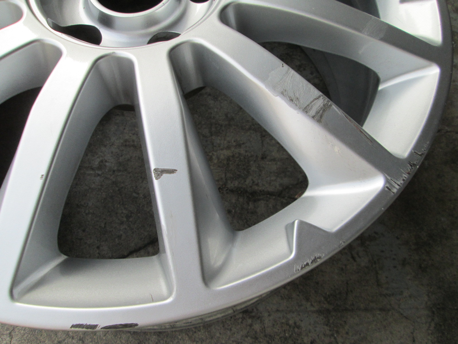 Maserati Ghibli - Front Wheel / Rim USED Part# 670010977