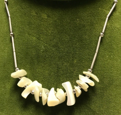 VINTAGE MRS ROPER GAUDY CHUNKY MOTHER OF PEARL 15.5'' NECKLACE
