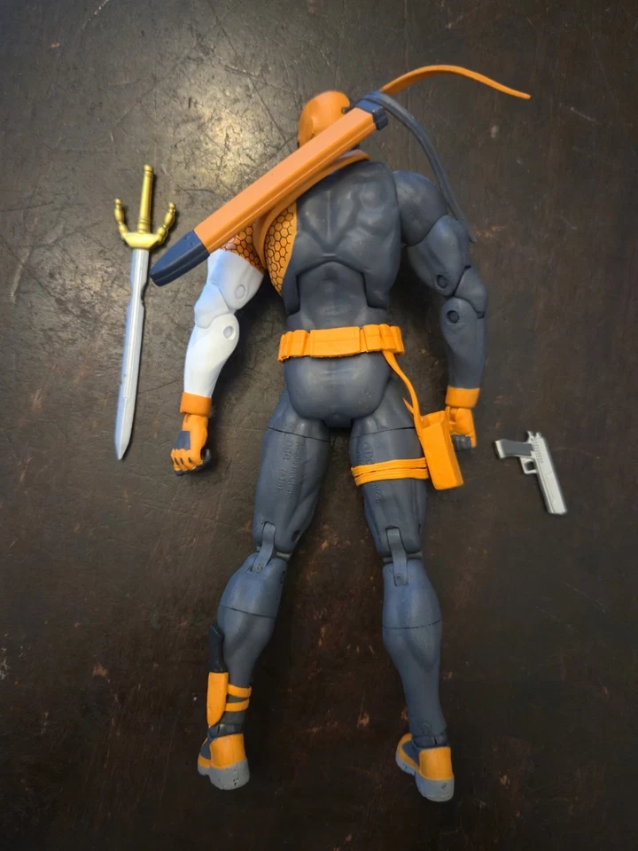DC Essentials Deathstroke 7" Action Figure DC Collectibles w/Hand Gun And Sword  Foto 3 de 4