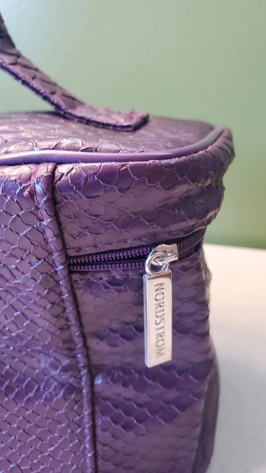 Bolsa de cosméticos NORDSTROM - NUEVA - imitación cocodrilo - púrpura (9" W x 5" D x 6" W) mango/cremallera Foto 3 de 4
