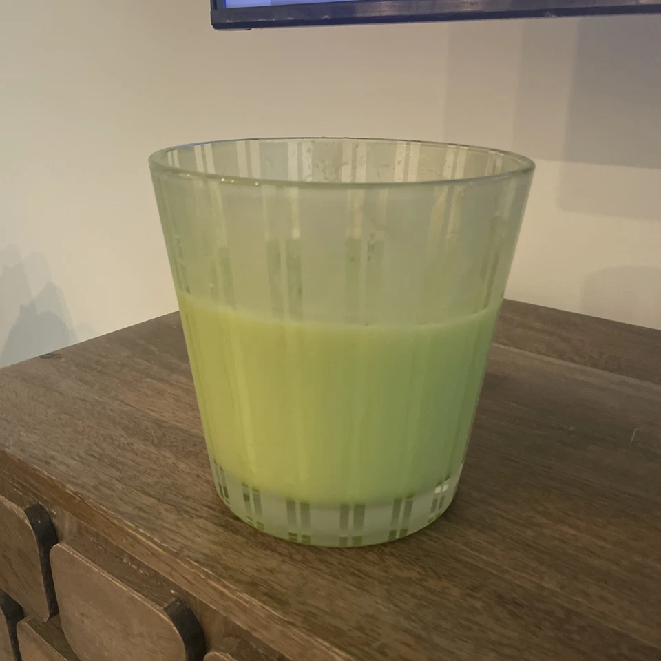 Vela de lujo NEST Lime Zest & Matcha 4 mechas 43,7 oz | frasco usado de 1239 g Foto 3 de 3