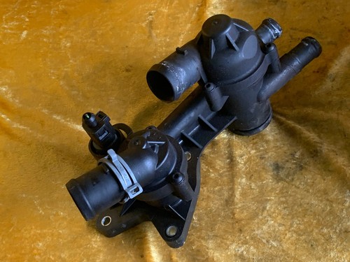 VW Golf VI / 6 Kühlmittelregelgehäuse 03C121026AC / 03C121111T