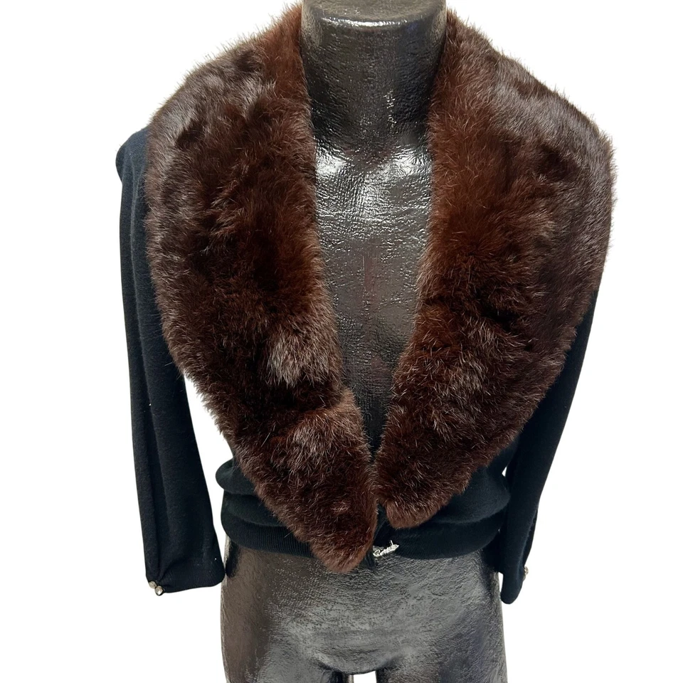 Cardigã preto Orlon vintage anos 50 pele de vison xale colarinho joias fecho suéter P/M - Imagem 2 de 4