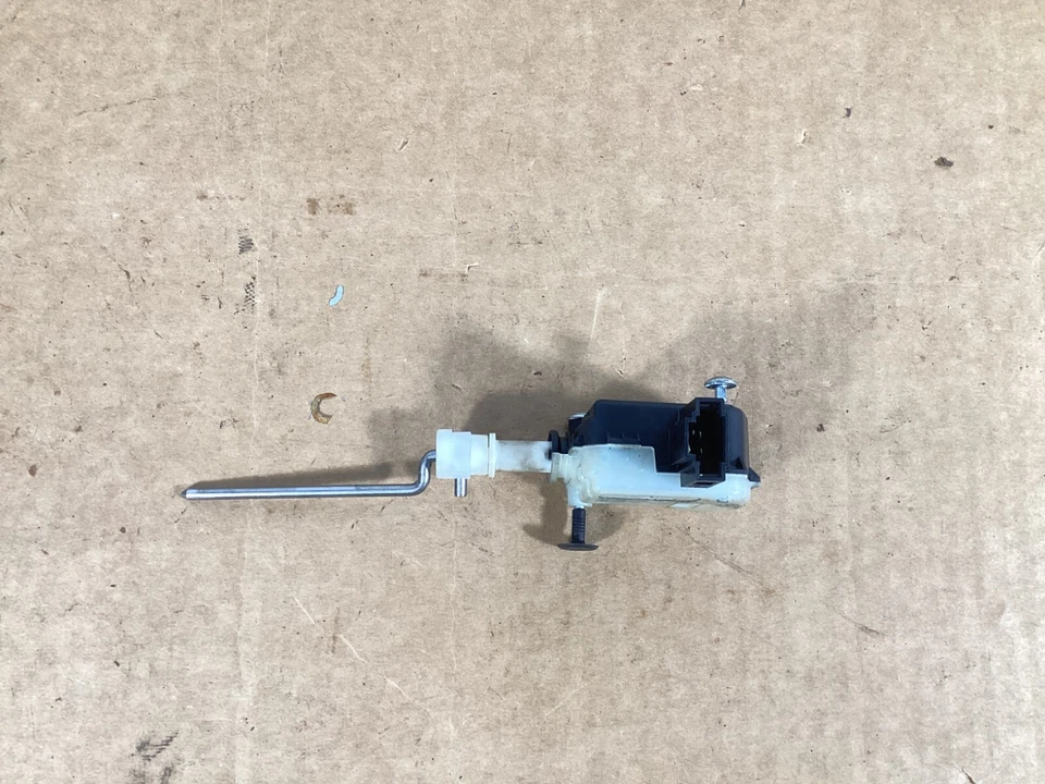 2008 - 2010 Porsche Cayenne Fuel Tank Actuator Lid 7L5810773A OEM . - Image 3 of 4