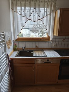 Echtholz Küche mit allen Geräten: Kühlschrank, Geschirrspüler, Herd ohne Umluft