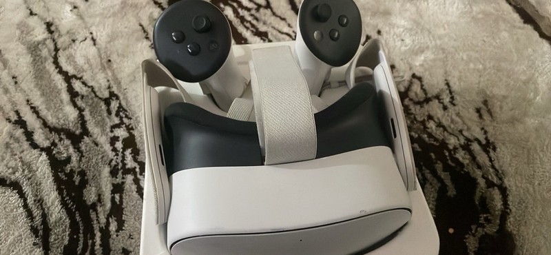 Meta Quest 3S Standalone VR Headset 128GB with Controllers White