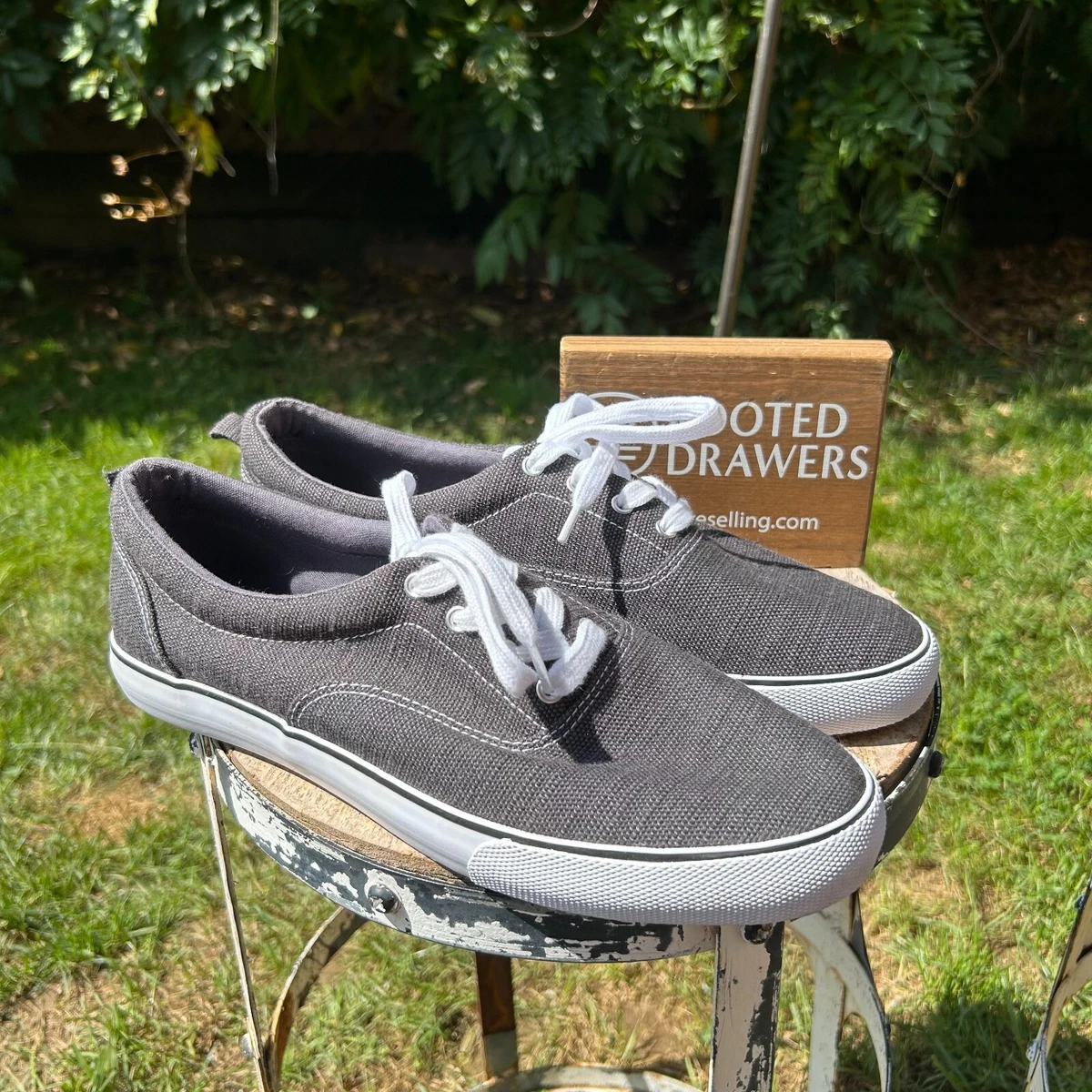 Universal Thread Sneakers Low Top Lace Up Gray White Canvas Casual