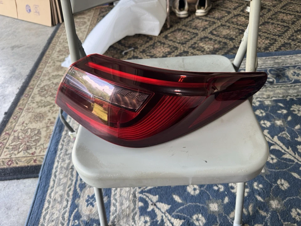 Infiniti Q50 2018-2020 pasajero trasero lado derecho luz trasera interior lámpara OEM Foto 2 de 4