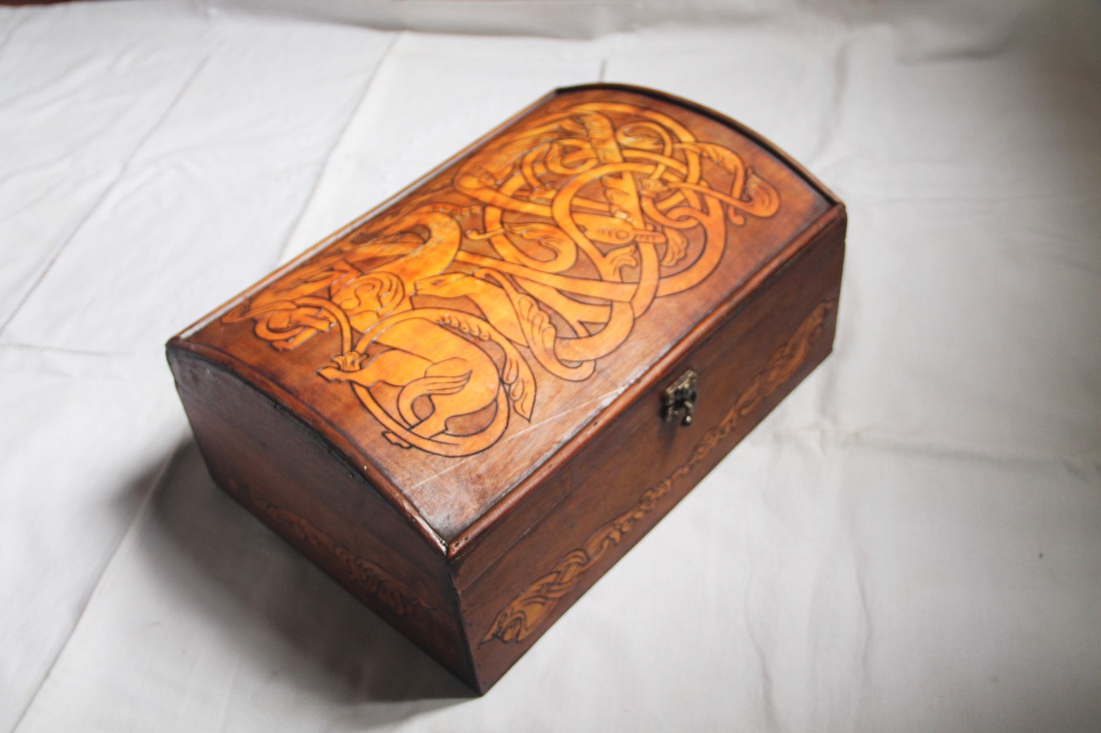 Boite en bois gravé viking pour ranger vos bijoux sur une table de chevet